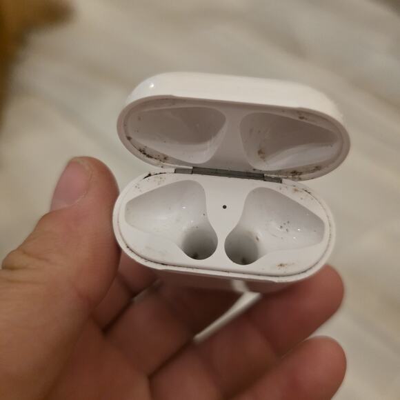 Apple AirPods 2nd Generation with Wireless Charging Case - White + Case Only - Picture 9 of 12